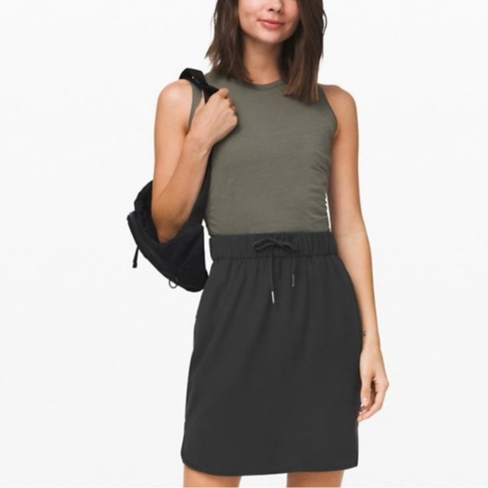 Lululemon Womens On The Fly Skirt 21” Black Travel Commute Curved Hem Sz 4